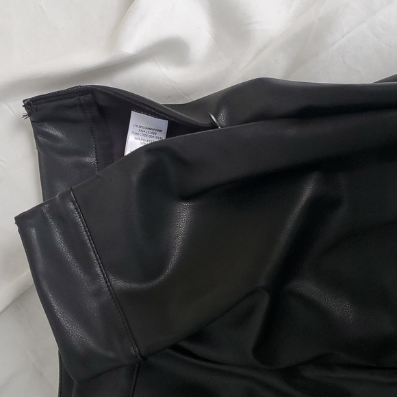 Forever 21 Faux Leather Bermuda Shorts (MEDIUM) NWOT - Picture 4 of 6